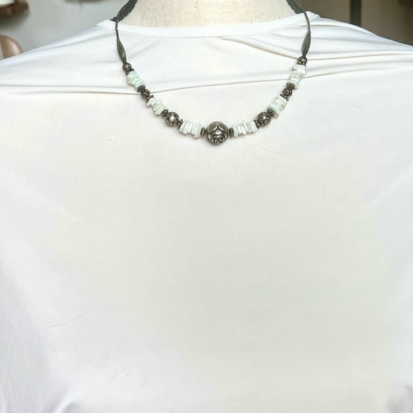 Gemstone chip & silver tone flower etched beads necklace jewelry - Picture 5 of 10